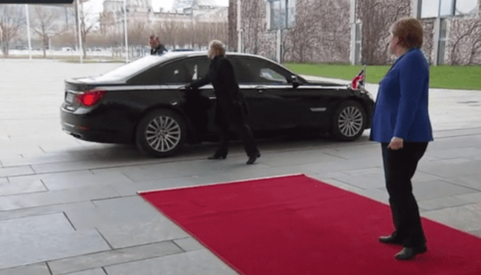 Video Thủ tướng Anh bị “mắc kẹt” trong xe trước mặt Thủ tướng Đức - 1