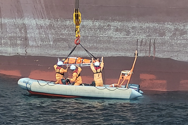 Cứu kịp thời thuyền viên nước ngoài nghi bị chấn thương sọ não trên biển