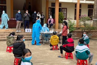 Gần 500 học sinh, giáo viên phải cách ly vì người phụ nữ bán tạp hóa là F0