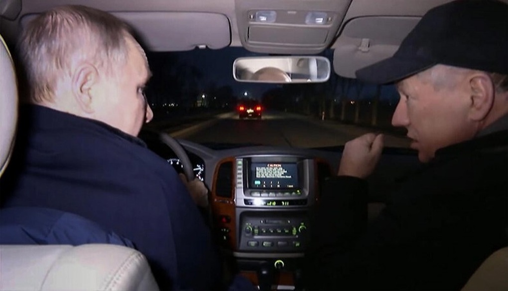 Ông Putin lý giải không thắt dây an toàn khi lái xe ở Mariupol - 1 Ông Putin lý giải không thắt dây an toàn khi lái xe ở Mariupol - 1
