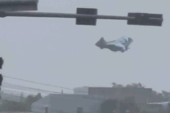 Khoảnh khắc tôn bay như lá, sóng biển dội như thác trong bão Kalmaegi