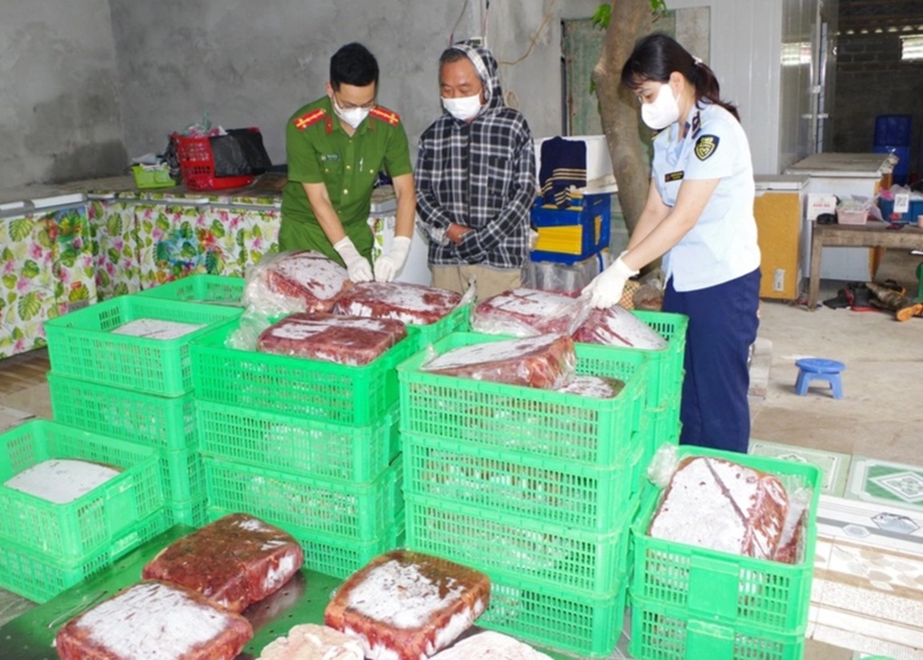 Phát hiện hơn 1,2 tấn nội tạng động vật bốc mùi ôi thiu - 1 Phát hiện hơn 1,2 tấn nội tạng động vật bốc mùi ôi thiu - 1
