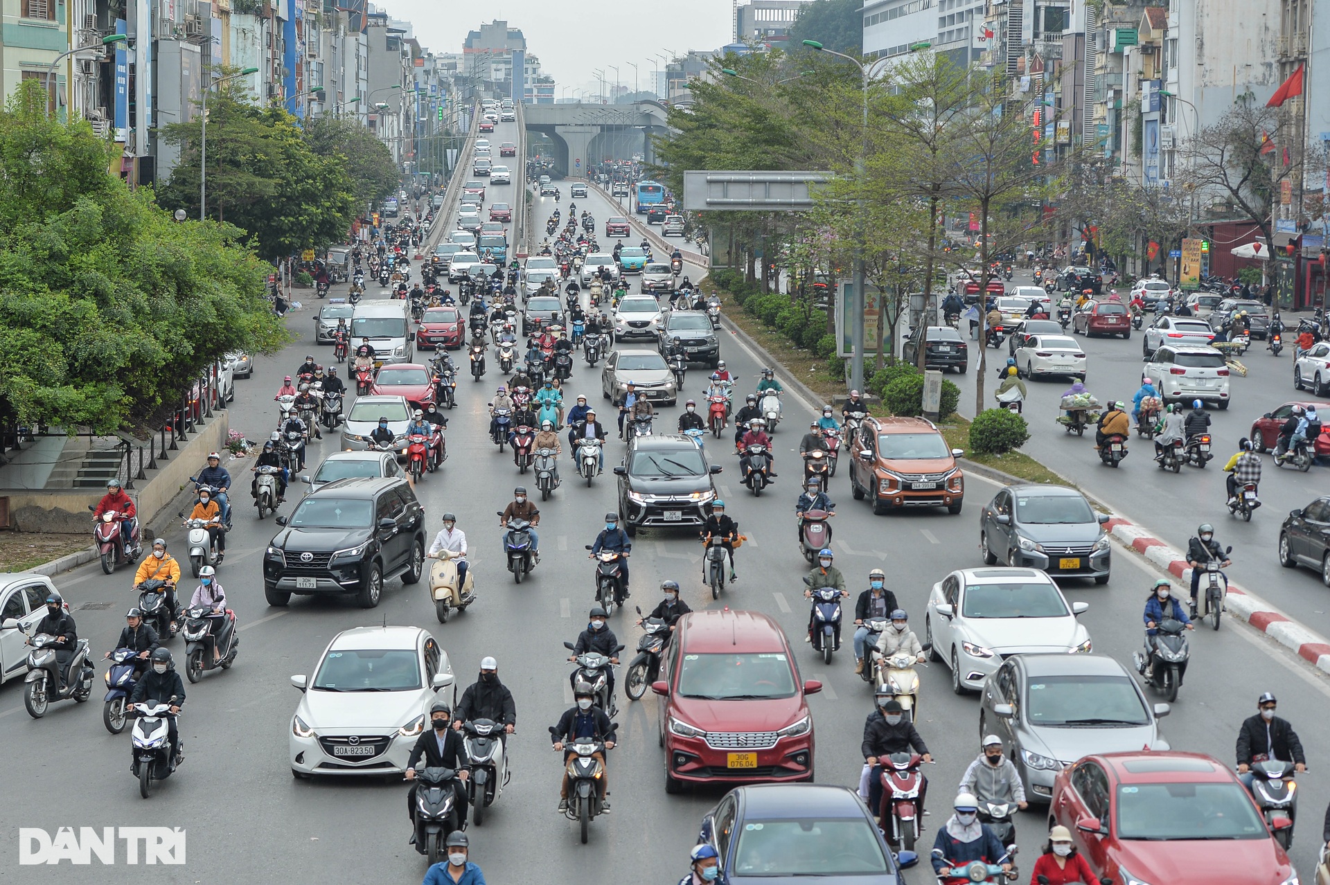 Ngày đi làm đầu năm, đường phố Hà Nội nơi thông thoáng, chỗ nhích từng mét - 9 Ngày đi làm đầu năm, đường phố Hà Nội nơi thông thoáng, chỗ nhích từng mét - 9