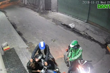 Thanh niên bị cướp dí dao, xịt hơi cay lấy xe máy, điện thoại