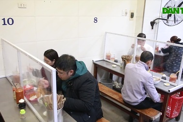 Sau giãn cách xã hội, các cửa hàng "đua nhau" dựng vách ngăn, kẻ vạch sơn