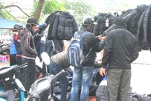 Khí lạnh tăng cường, dân buôn 'hái ra tiền"nhờ bán hàng trăm áo phao/ngày