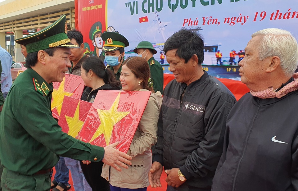 Tặng hàng trăm nghìn lá cờ Tổ quốc và ảnh chân dung Bác Hồ đến ngư dân - 1 Tặng hàng trăm nghìn lá cờ Tổ quốc và ảnh chân dung Bác Hồ đến ngư dân - 1