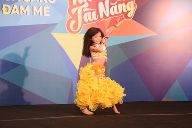 Cường Seven đứng ngồi không yên với cô bé giống Khởi My như đúc