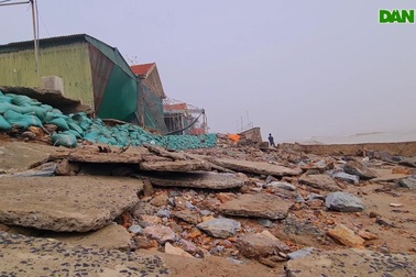 Kè bãi biển Cửa Lò bị sóng đánh tan hoang