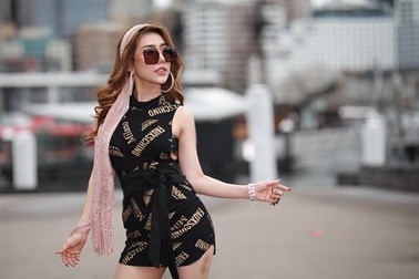 Hoàng Y Nhung "nóng bỏng" giữa đông lạnh