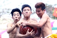 Thanh niên Hà thành hết mình trong lễ hội vật cầu