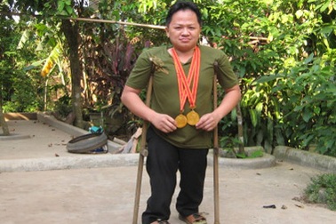 “Đôi nạng gỗ” đi tới kỳ tích