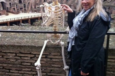 Du ngoạn thế giới cùng bộ xương giả