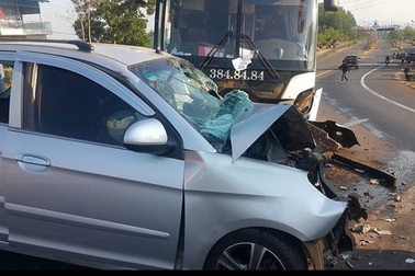 Xe con lấn làn đối đầu xe khách, 3 người nguy kịch