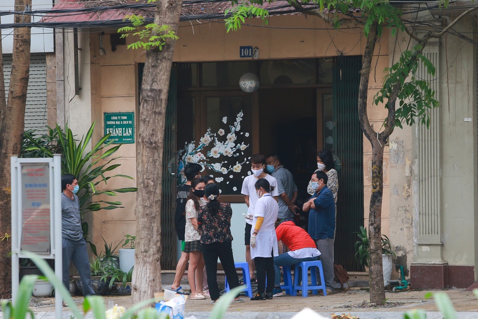 Phố Trúc Bạch ngày đầu bị phong tỏa, cách ly - 9 Phố Trúc Bạch ngày đầu bị phong tỏa, cách ly - 9