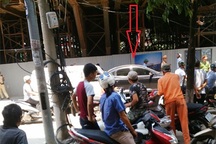 Hà Nội: Thanh sắt từ đường sắt trên cao rơi trúng ô tô