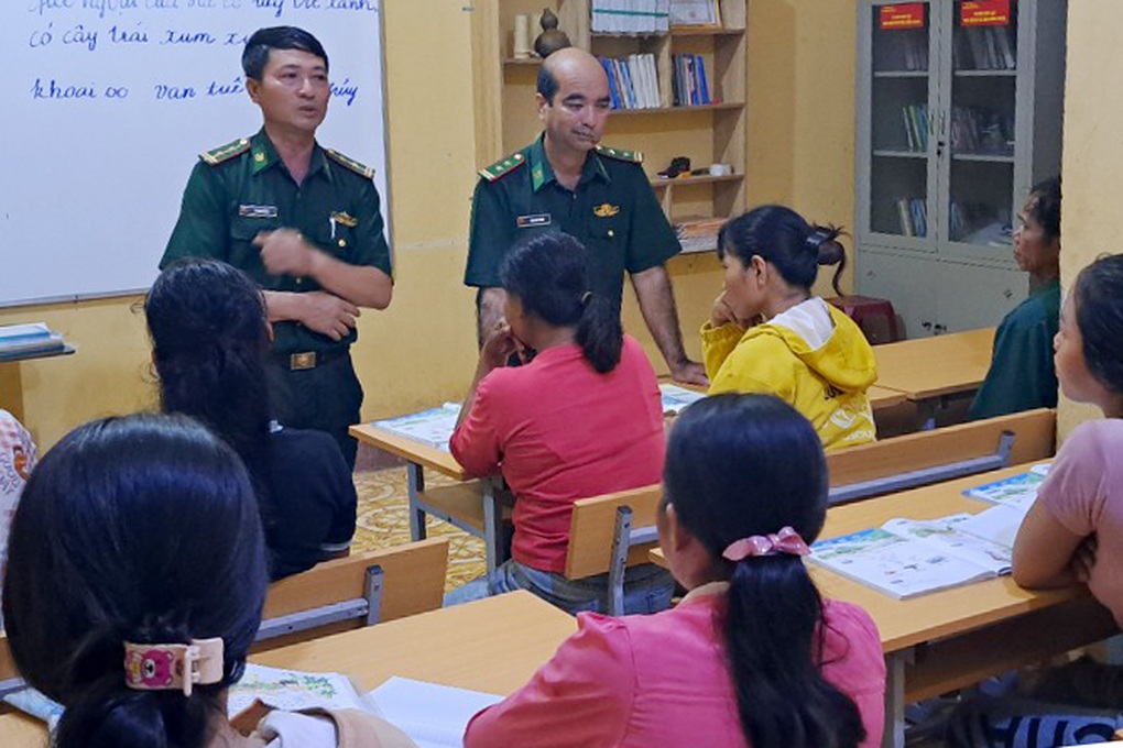 Lớp học đặc biệt của những thầy giáo mang quân hàm xanh ở vùng biên - 2 Lớp học đặc biệt của những thầy giáo mang quân hàm xanh ở vùng biên - 2