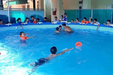 Dạy bơi miễn phí cho các em nhỏ khó khăn