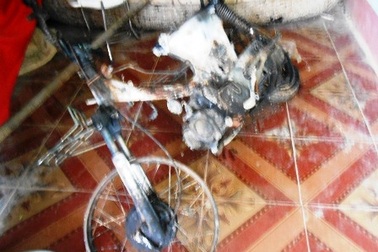 Thêm một vụ trộm chó bị người dân vây bắt và đốt xe máy