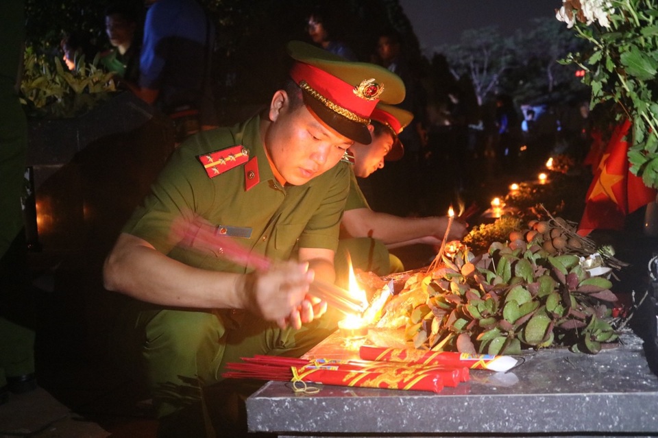 Thanh niên Thủ đô thắp nến tri ân các anh hùng liệt sĩ - 5 Thanh niên Thủ đô thắp nến tri ân các anh hùng liệt sĩ - 5