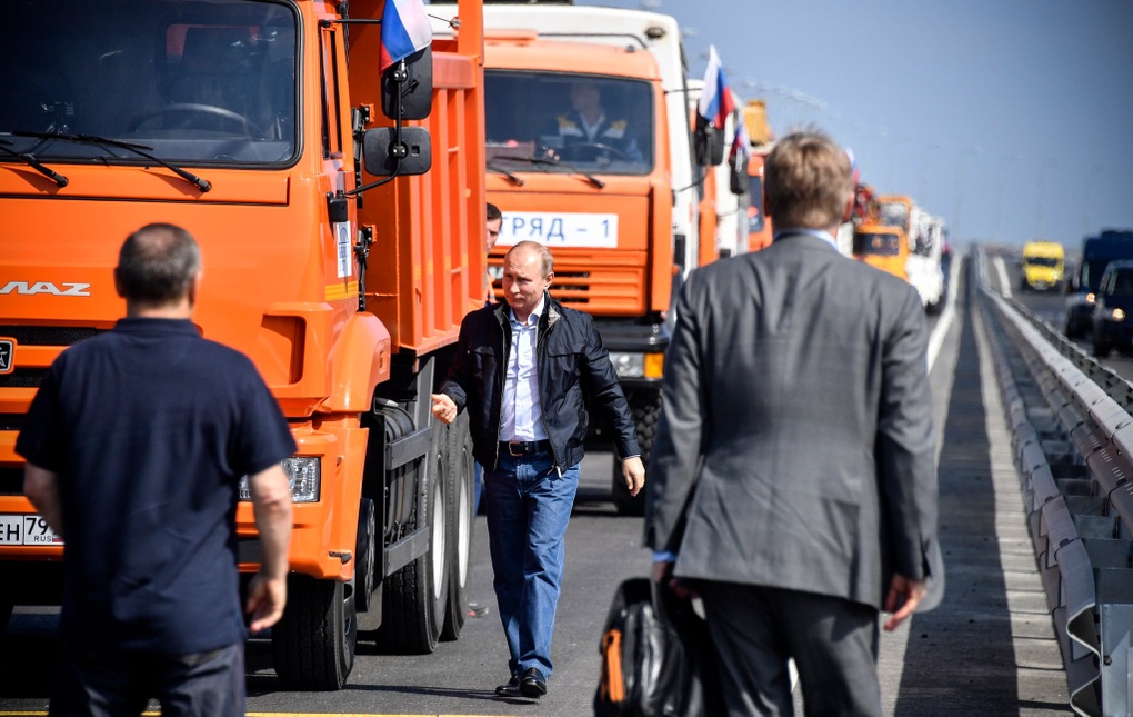 Tổng thống Putin lái xe băng qua cầu Crimea - 1 Tổng thống Putin lái xe băng qua cầu Crimea - 1