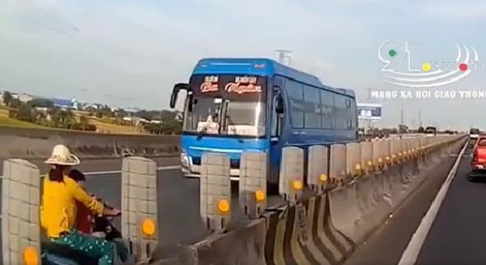 Người phụ nữ chở con nhỏ bằng xe máy chạy ngược chiều trên cao tốc - 1