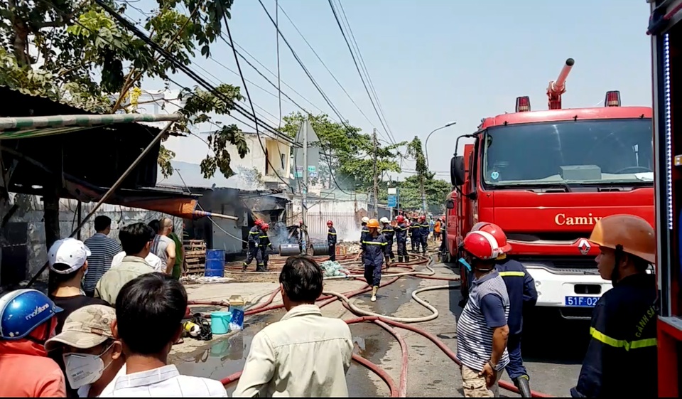 Cháy lớn xưởng gỗ, hàng chục công nhân hoảng loạn tháo chạy - 2 Cháy lớn xưởng gỗ, hàng chục công nhân hoảng loạn tháo chạy - 2