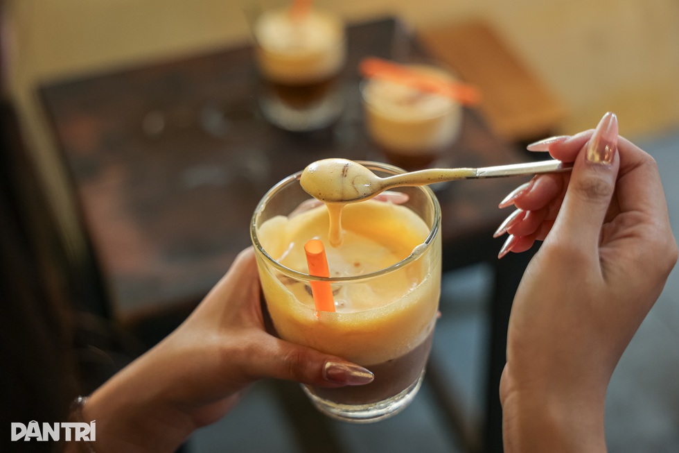 Hà Nội: Quán cà phê 30 năm, khách phải khom lưng, cúi mình vào uống - 6 Hà Nội: Quán cà phê 30 năm, khách phải khom lưng, cúi mình vào uống - 6