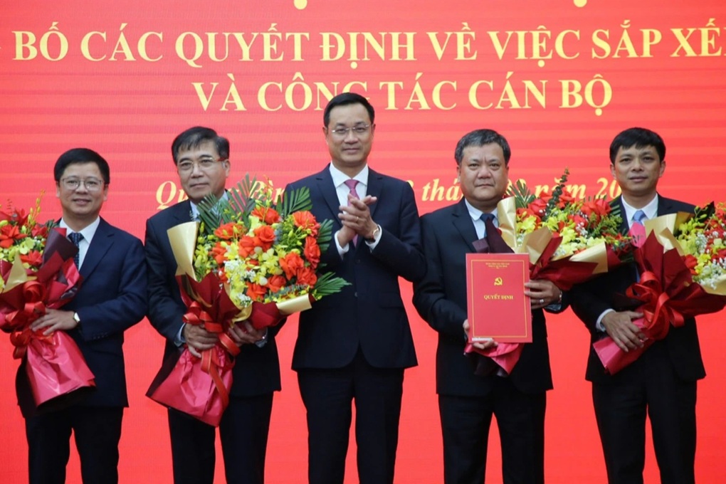 Quảng Bình công bố lãnh đạo chủ chốt một số đơn vị khi sắp xếp bộ máy - 1 Quảng Bình công bố lãnh đạo chủ chốt một số đơn vị khi sắp xếp bộ máy - 1