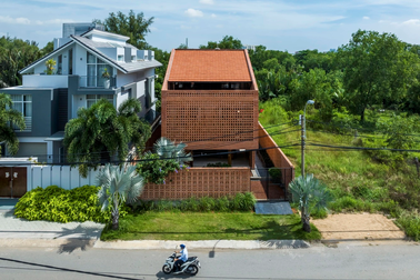 Căn nhà gạch đỏ, không dùng điều hòa ở vùng ngoại ô TPHCM