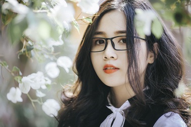 Nữ sinh đeo kính cận "hút hồn" người đối diện