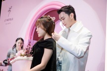 SOOBIN hóa hoàng tử áo trắng đeo trang sức cho khán giả nữ