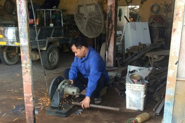 Ngậm ngùi rời bục giảng, giáo viên hợp đồng đi làm thợ hàn, bán hàng online