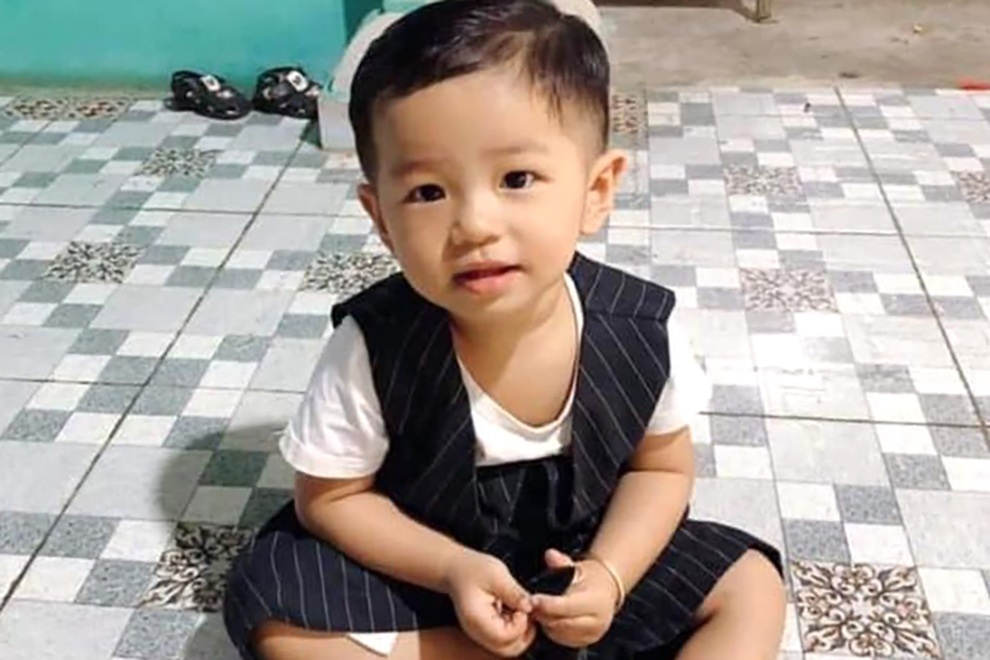 Bé trai 2 tuổi ở Bình Dương mất tích bí ẩn khi chơi trước sân nhà - 1 Bé trai 2 tuổi ở Bình Dương mất tích bí ẩn khi chơi trước sân nhà - 1