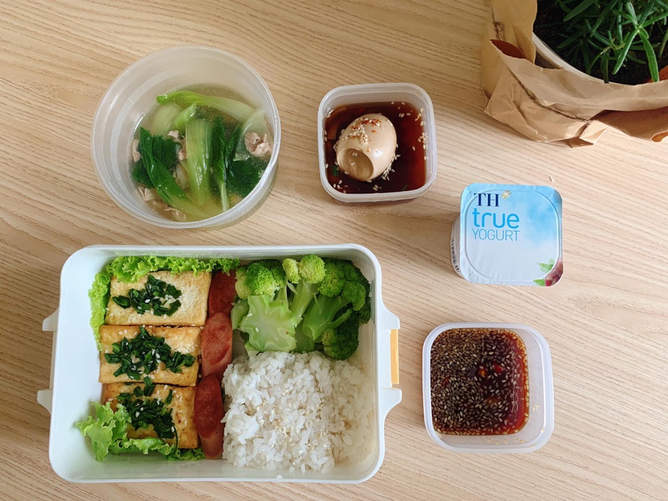 Cô nàng công sở khoe hộp cơm mang đi làm trong một tuần không trùng món - 5 Cô nàng công sở khoe hộp cơm mang đi làm trong một tuần không trùng món - 5