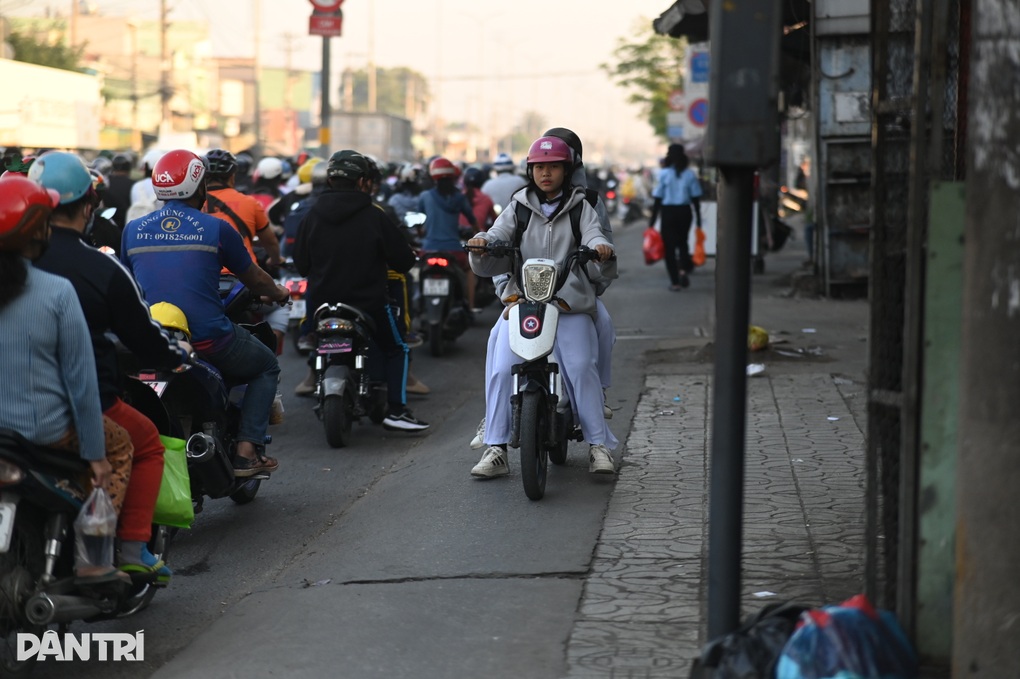 Xe máy nối đuôi chạy ngược chiều để đi tắt ở TPHCM - 3 Xe máy nối đuôi chạy ngược chiều để đi tắt ở TPHCM - 3