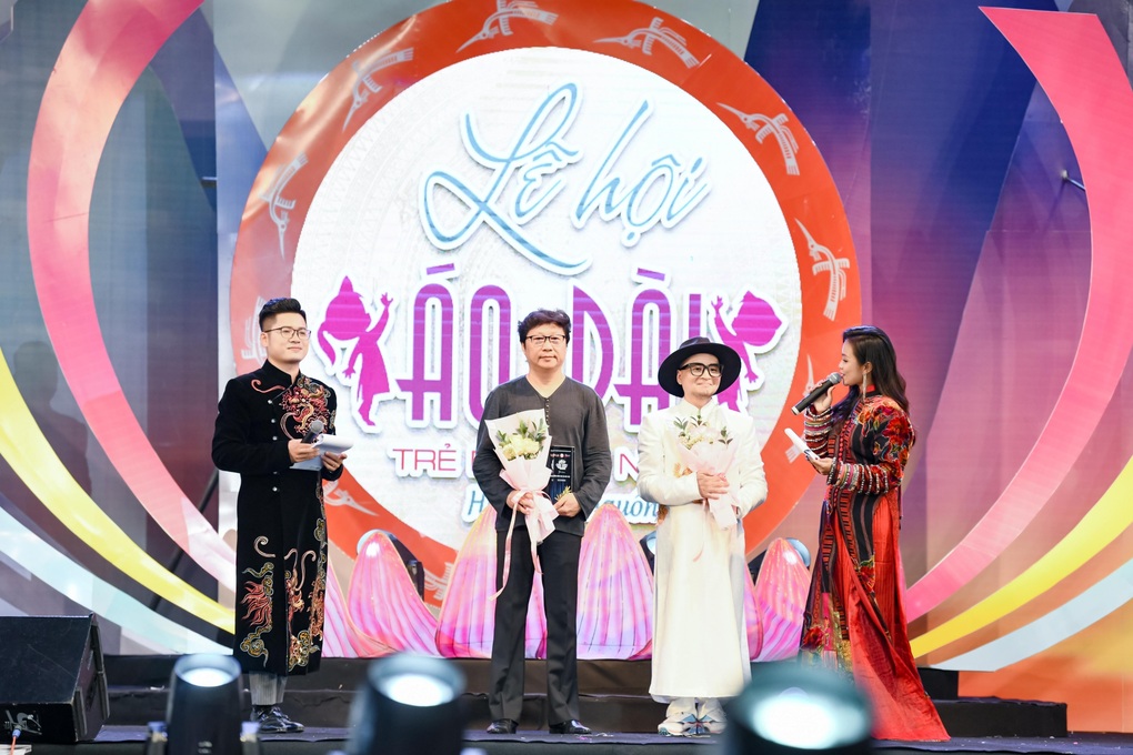 2 người mẫu nhí giành Quán quân Đại sứ Áo dài Trẻ em Việt Nam - 16 2 người mẫu nhí giành Quán quân Đại sứ Áo dài Trẻ em Việt Nam - 16