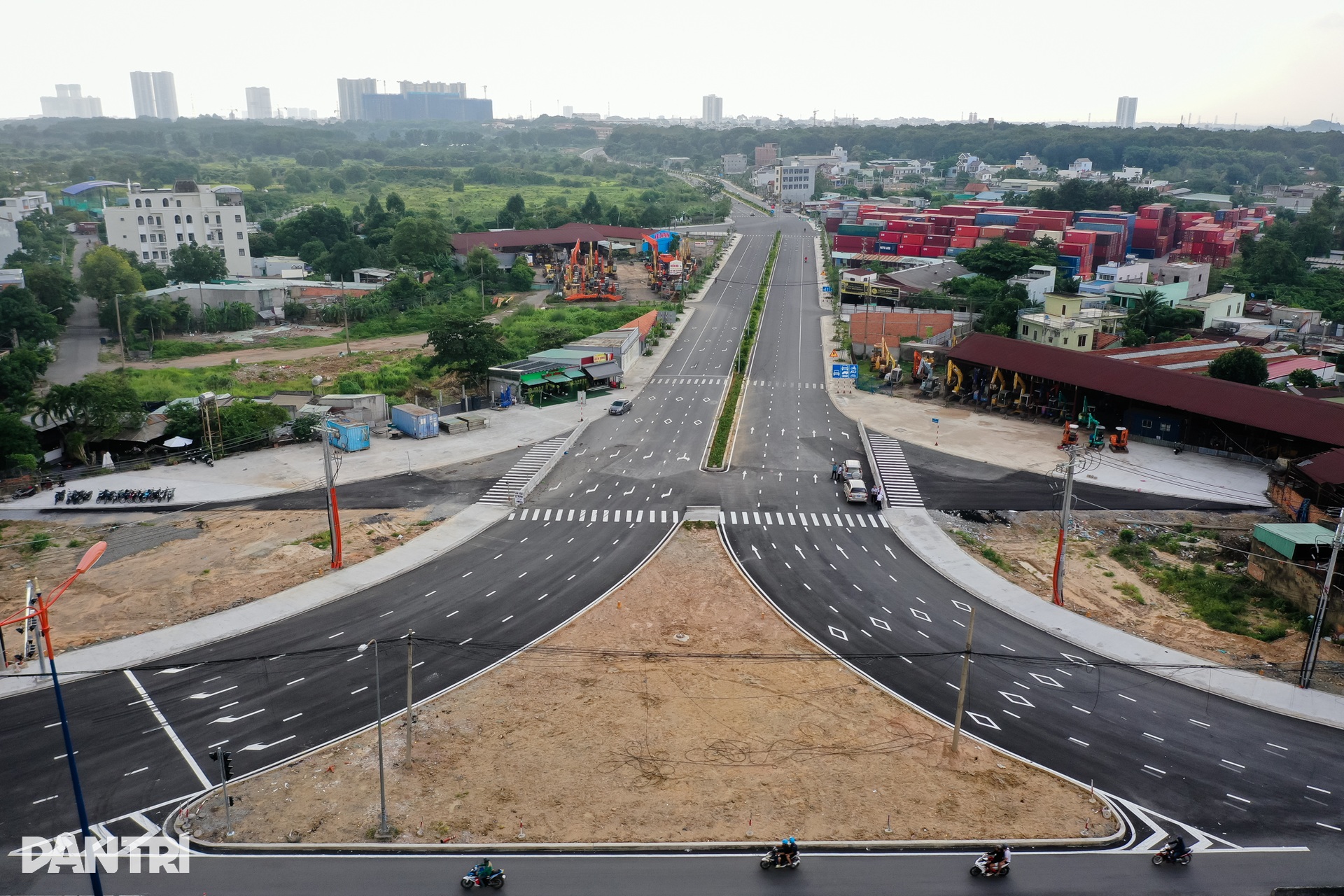 Con đường kết nối khu Đông TPHCM về đích sau 4 năm xây dựng - 1 Con đường kết nối khu Đông TPHCM về đích sau 4 năm xây dựng - 1