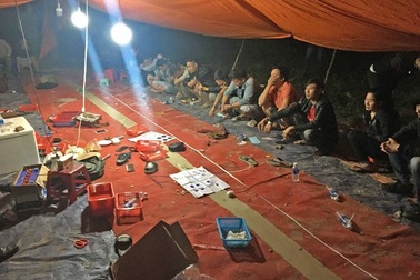 “Đột kích” sòng bạc khủng trong vườn điều, thu giữ hàng trăm triệu đồng