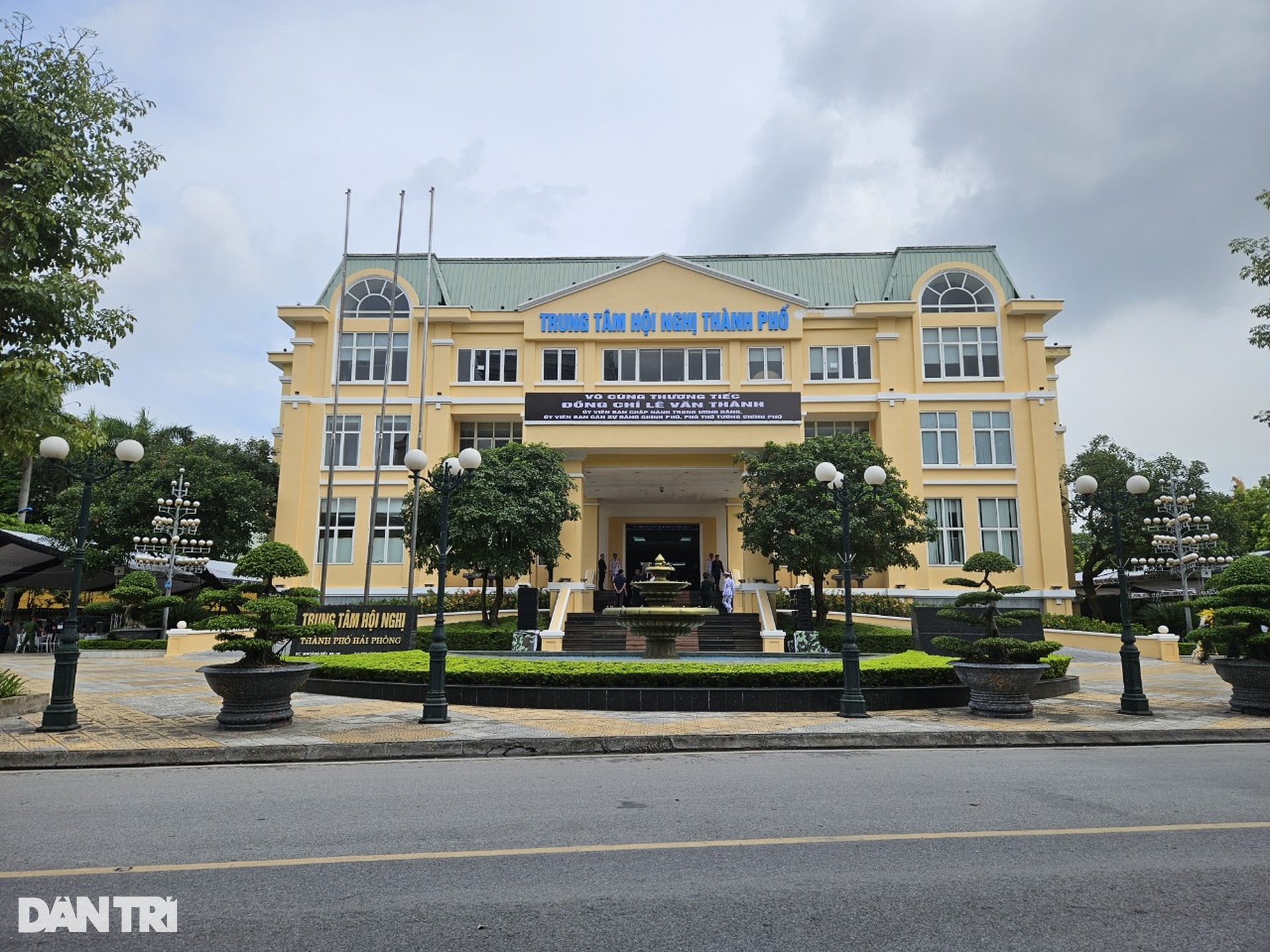 Nhiều đoàn người nối nhau chờ vào viếng Phó Thủ tướng Lê Văn Thành - 14 Nhiều đoàn người nối nhau chờ vào viếng Phó Thủ tướng Lê Văn Thành - 14