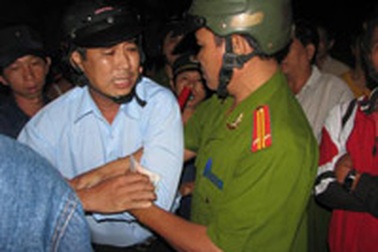 Hai cảnh sát bị đình chỉ vì liên quan đến vụ ẩu đả sau TNGT