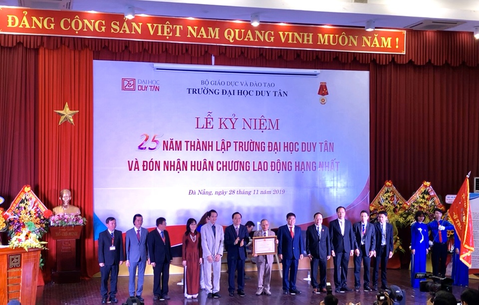 Trường ĐH Duy Tân đón nhận Huân chương Lao động hạng Nhất - 1 Trường ĐH Duy Tân đón nhận Huân chương Lao động hạng Nhất - 1