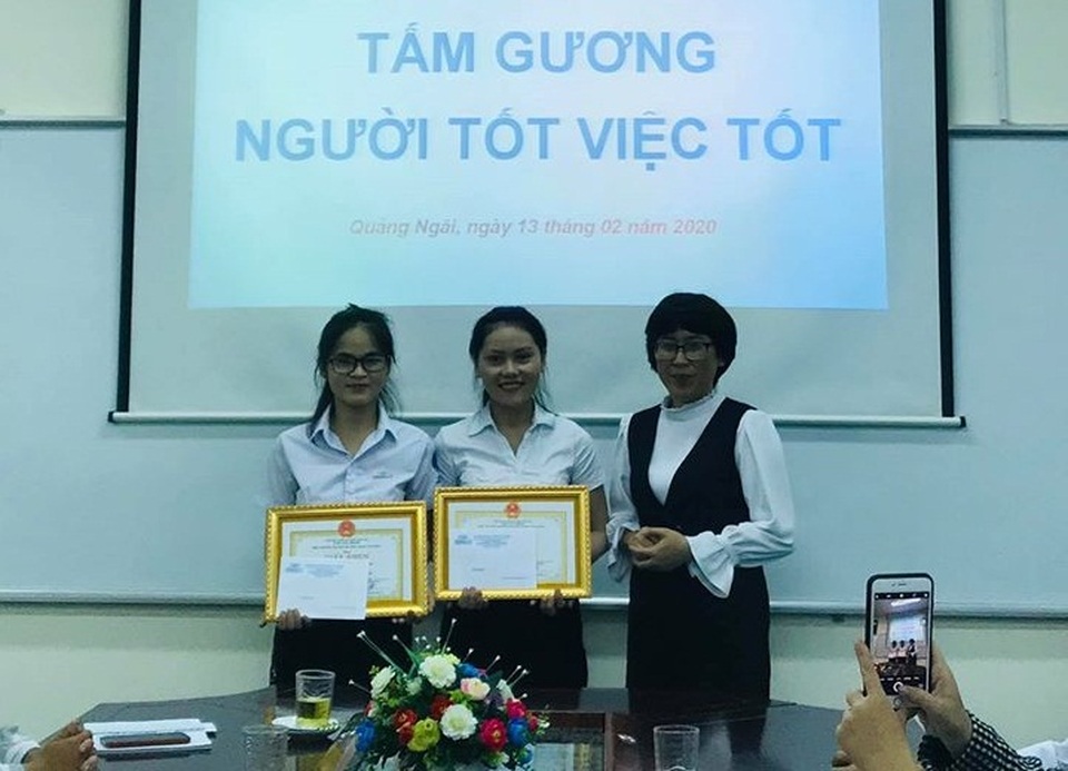 Quảng Ngãi: Khen thưởng 2 sinh viên giao nộp tài sản nhặt được cho Công an - 1 Quảng Ngãi: Khen thưởng 2 sinh viên giao nộp tài sản nhặt được cho Công an - 1