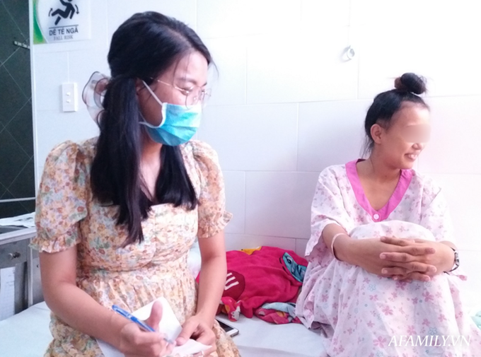 Bác sĩ chạy xe máy chui vào con hẻm nhỏ cấp cứu người phụ nữ đẻ rớt tại phòng trọ Sài Gòn - Ảnh 4. Bác sĩ chạy xe máy chui vào con hẻm nhỏ cấp cứu người phụ nữ đẻ rớt tại phòng trọ Sài Gòn - Ảnh 4.