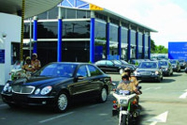 Mercedes-Benz cung cấp xe phục vụ APEC 2006