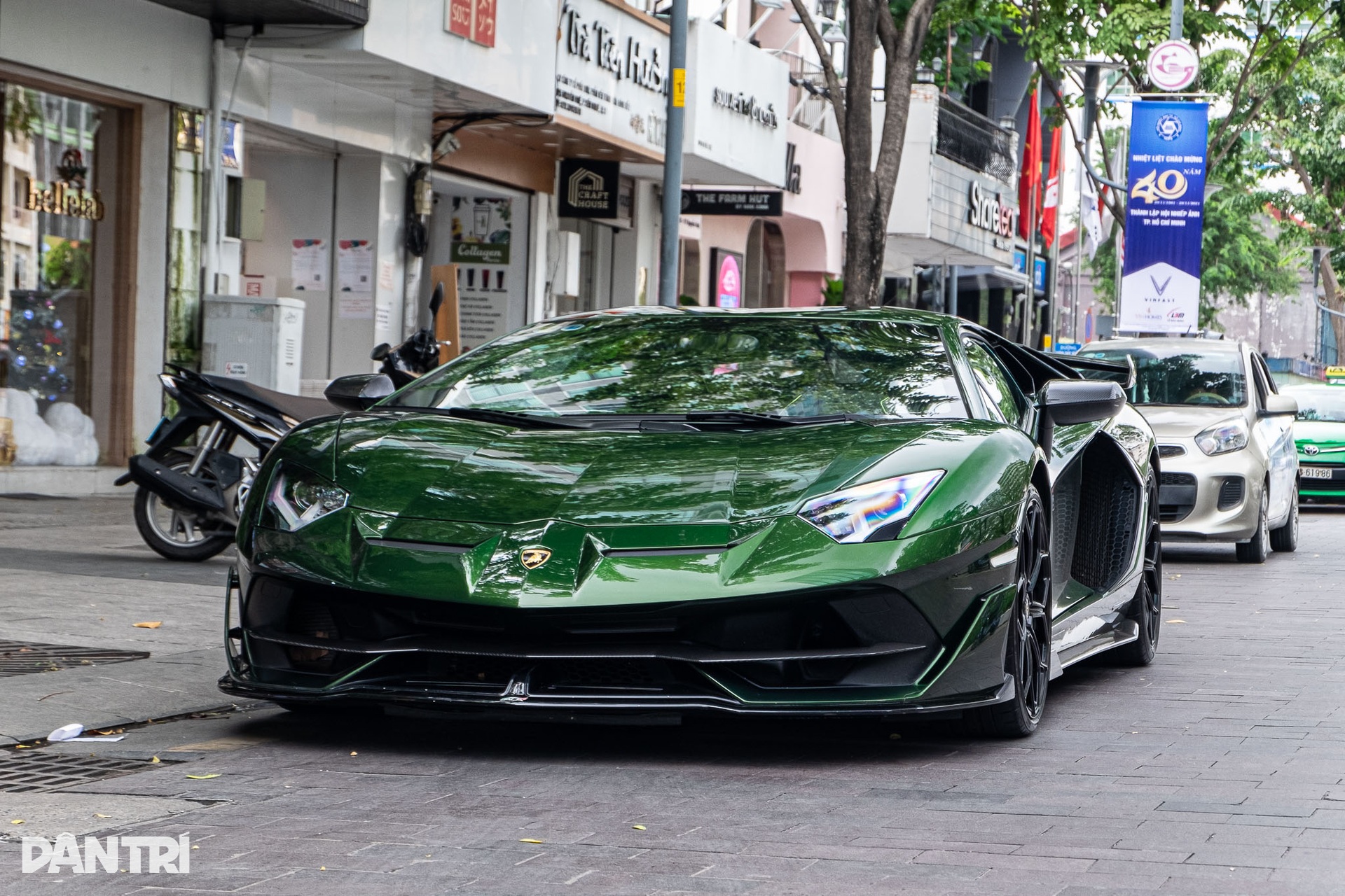 Ngắm Ferrari SF90 biển tứ quý 9 và dàn siêu xe trăm tỷ của đại gia Sài Gòn - 9 Ngắm Ferrari SF90 biển tứ quý 9 và dàn siêu xe trăm tỷ của đại gia Sài Gòn - 9