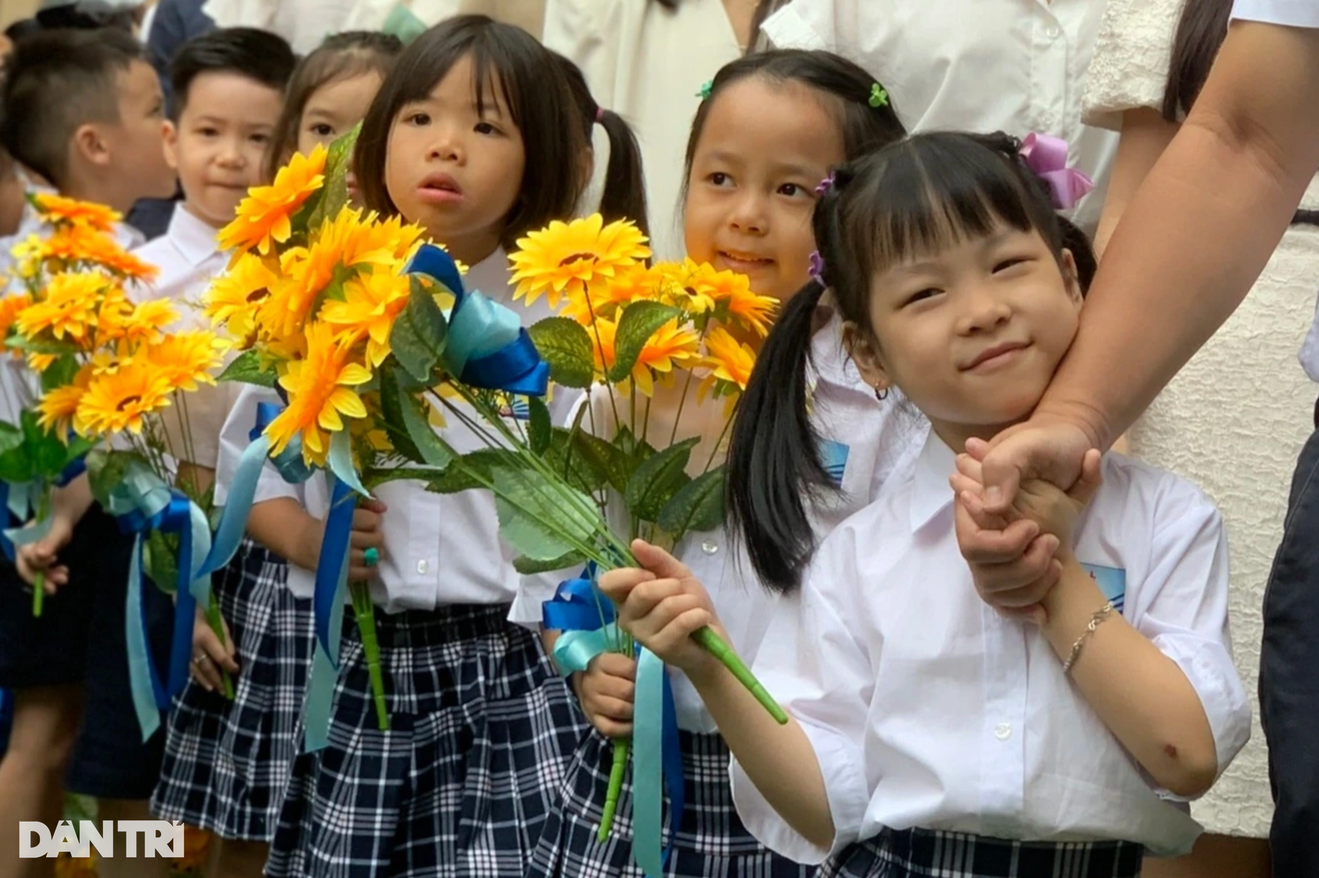 Hà Nội: Học sinh lớp 1 nắm chặt tay cha mẹ dự lễ khai giảng sớm - 1 Hà Nội: Học sinh lớp 1 nắm chặt tay cha mẹ dự lễ khai giảng sớm - 1