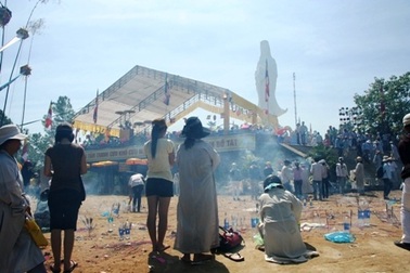 Leo núi, uống nước “Cam Lồ” ở tượng Phật Bà 