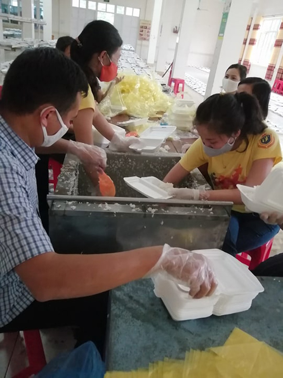 Thầy cô nấu cơm ở khu cách ly: “Mệt lắm, nhưng ai cũng muốn quay trở lại!” - 6 Thầy cô nấu cơm ở khu cách ly: “Mệt lắm, nhưng ai cũng muốn quay trở lại!” - 6