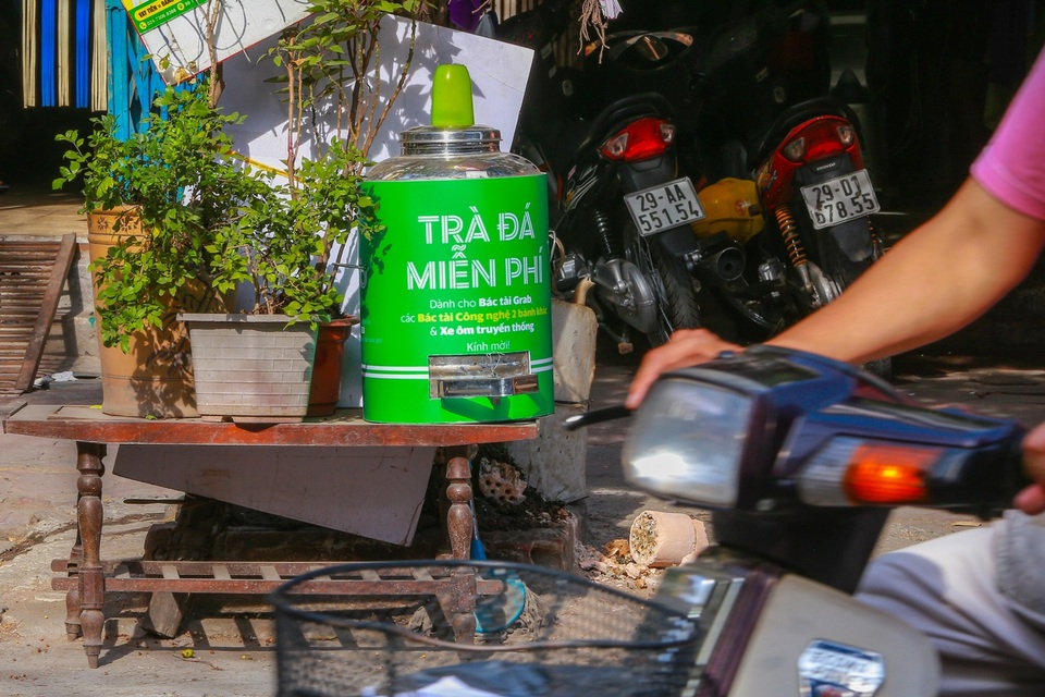 Những bình trà đá, nước mát miễn phí giữa nắng nóng thiêu đốt tại Hà Nội - 5 Những bình trà đá, nước mát miễn phí giữa nắng nóng thiêu đốt tại Hà Nội - 5